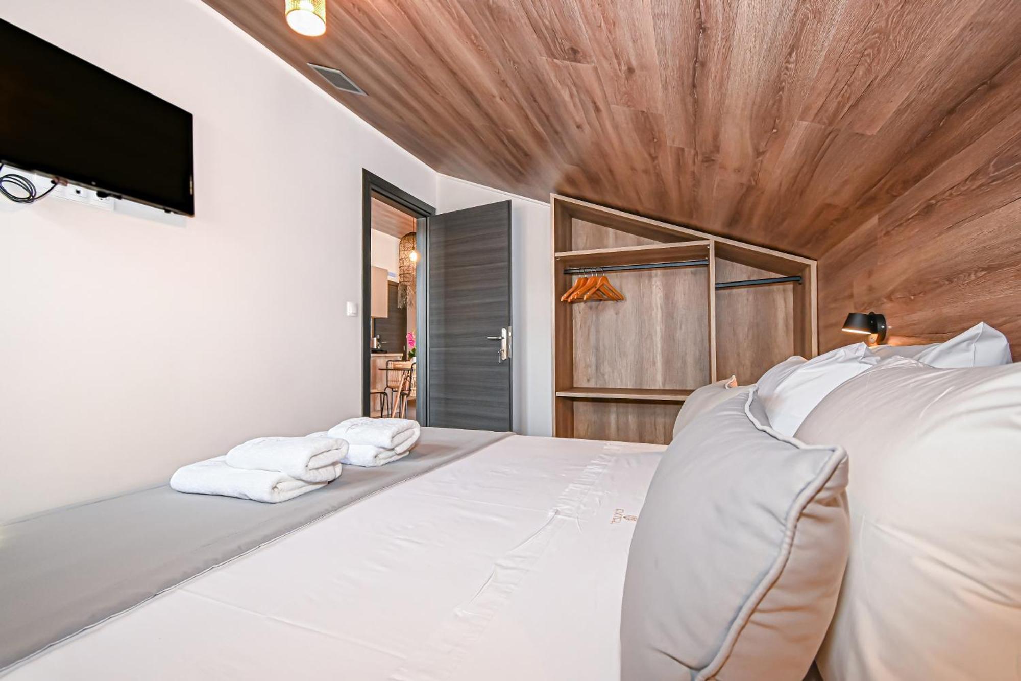 Evitel Luxury Living Aparthotel Ханиоти Екстериор снимка