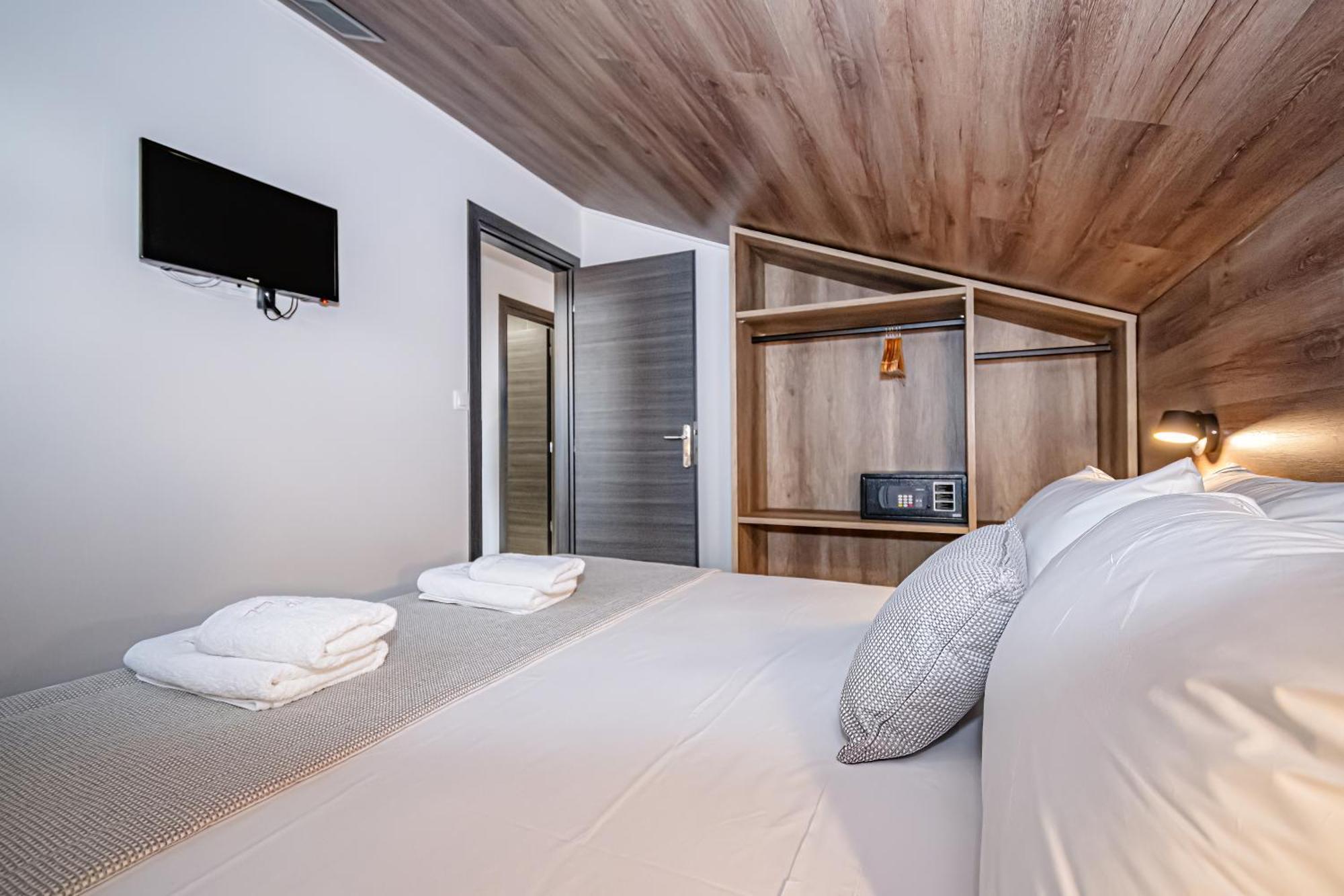 Evitel Luxury Living Aparthotel Ханиоти Екстериор снимка